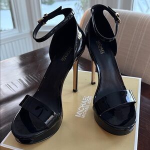 NWT MICHAEL KORS JORDYN PLATFORM SANDAL patent Leather Black Heels 7